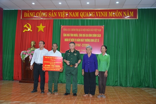 Trung tướng Lê Quang Minh và Đoàn công tác Tổng cục Chính trị dâng hương, trao nhà tình nghĩa tại Bình Phước